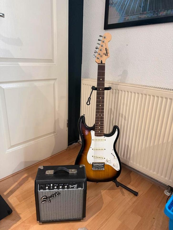 Fender Squier Shortscale Strat Pack Sunburst, Muziek en Instrumenten, Versterkers | Bas en Gitaar, Zo goed als nieuw, Gitaar, Minder dan 50 watt