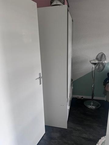 Kledingkast met schuifdeuren beschikbaar voor biedingen