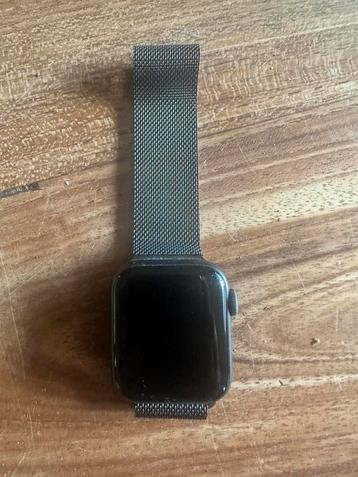 Apple watch 4 met Apple milanese band beschikbaar voor biedingen