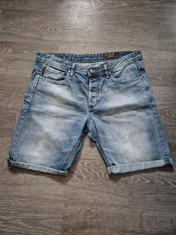 Korte Broek beschikbaar voor biedingen