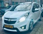 Te koop: onze betrouwbare Chevrolet Spark (2010), Auto's, Chevrolet, Voorwielaandrijving, Stof, 4 cilinders, Wit