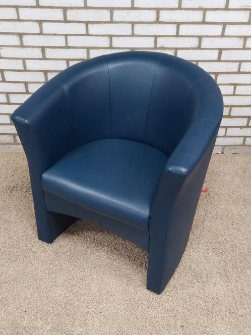 Kleine fauteuil donkerblauw kunstleer, Huis en Inrichting, Fauteuils, Zo goed als nieuw, Ophalen