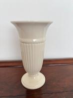 Wedgwood Edme vaas / “trompetvaas” 22 cm., Wit, Aardewerk of Porselein, Ophalen of Verzenden, Zo goed als nieuw