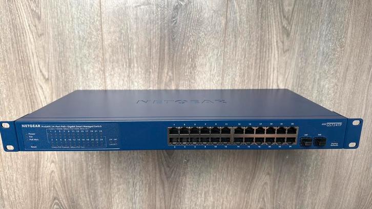 Netgear ProSAFE 24 Port PoE+ Gigabit Smart Managed Switch, Computers en Software, Netwerk switches, Zo goed als nieuw, Ophalen of Verzenden