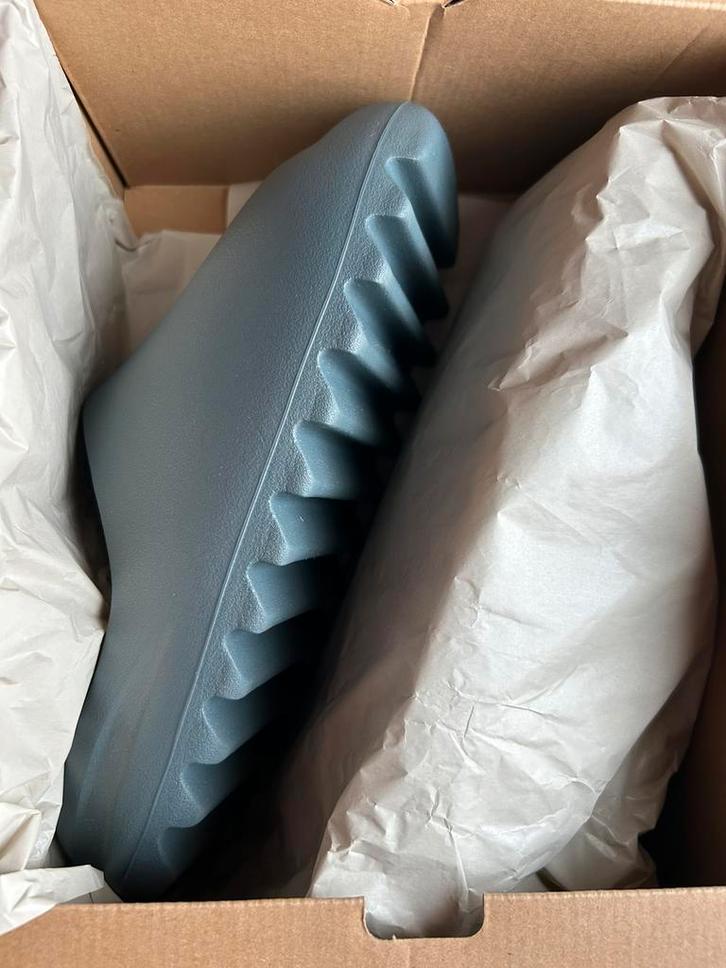 Adidas yeezy yzy slide slate marine 43, Kleding | Heren, Schoenen, Nieuw, Ophalen of Verzenden