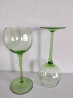 2 oude wijnglazen kristal volledig groen glas, Ophalen of Verzenden