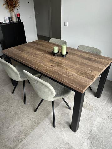 Eettafel houtlook met zwarte poten beschikbaar voor biedingen
