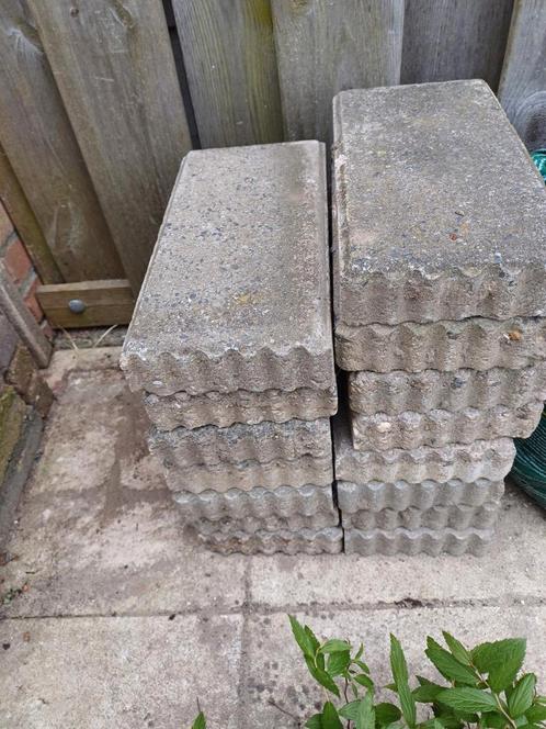 15 halve stoeptegels maat: 15x30x4,5cm., Tuin en Terras, Tegels en Klinkers, Gebruikt, Klinkers, Beton, Minder dan 5 m², Ophalen