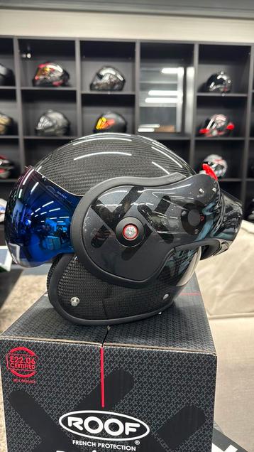NIEUWE ROOF Boxxer Carbon Mono – Blauw & Smoke vizier beschikbaar voor biedingen