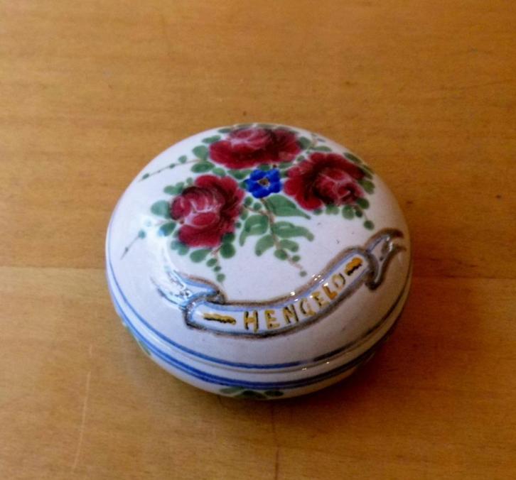 Plazuid plateel dekseldoosje met opschrift HENGELO., Antiek en Kunst, Antiek | Keramiek en Aardewerk, Ophalen of Verzenden