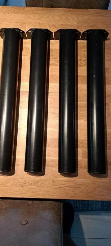 4 Ronde zwarte tafelpoten beschikbaar voor biedingen