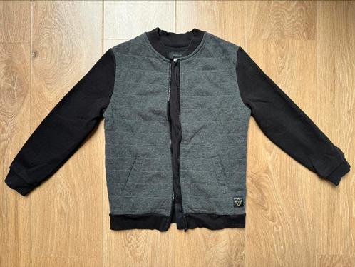 River Island vest jongen grijs/zwart maat 128, Kinderen en Baby's, Kinderkleding | Maat 128, Gebruikt, Jongen, Trui of Vest, Ophalen of Verzenden
