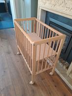 Mooie houten co-sleeper op wieltjes met rem., Kinderen en Baby's, Babywiegjes en Ledikanten, Ophalen, Zo goed als nieuw, Wieg