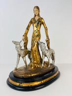 Art deco A. Berth sculptuur dame met 2 windhonden 1920, Antiek en Kunst, Ophalen of Verzenden