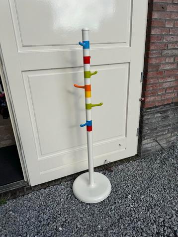 Kleurrijke Staande Kapstok beschikbaar voor biedingen