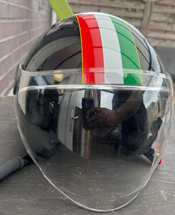HELM MET ITALIAANSE VLAG beschikbaar voor biedingen