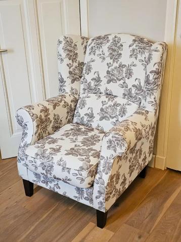 witte bloemen fauteuil