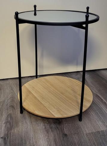 Tafeltje met spiegelblad beschikbaar voor biedingen