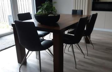 Eettafel eiken tijdloos beschikbaar voor biedingen