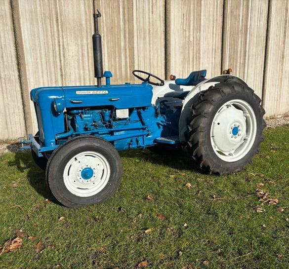 Ford Dexta met doordraaiende aftakas - nieuwe banden, Zakelijke goederen, Agrarisch | Tractoren, 5000 tot 7500, Ford, tot 80 Pk