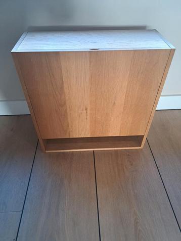 Minimalistisch eikenhouten wandkastje met klep en vak beschikbaar voor biedingen