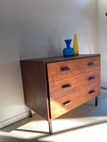 Midcentury teak vintage ladekast beschikbaar voor biedingen