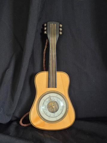Barometer in de vorm van een gitaar beschikbaar voor biedingen