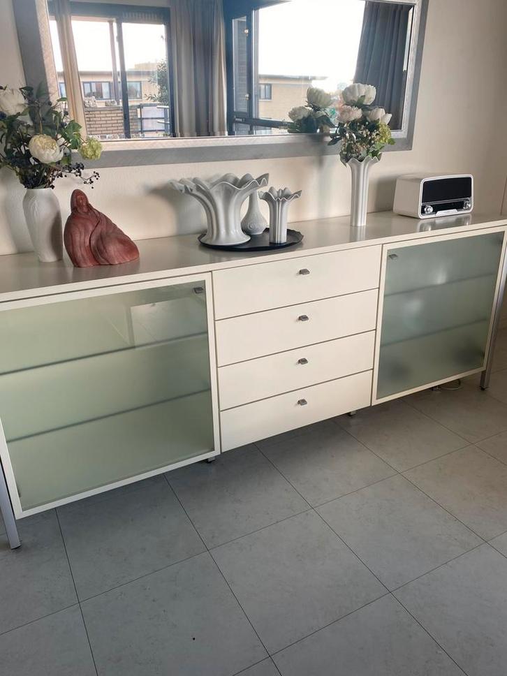 Mooi strak wit dressoir Lades en glasplaten. Hulsta, Huis en Inrichting, Kasten | Dressoirs, Zo goed als nieuw, 200 cm of meer