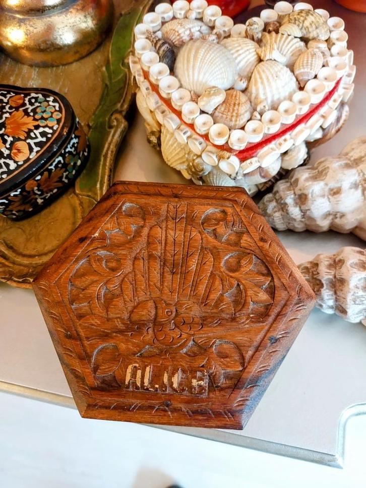 Houtsnijwerk Hexagon Doosje Alice, Antiek en Kunst, Kunst | Beelden en Houtsnijwerken, Ophalen of Verzenden