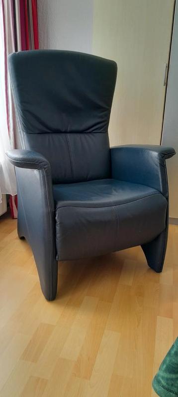 Blauwe lederen relaxstoel beschikbaar voor biedingen