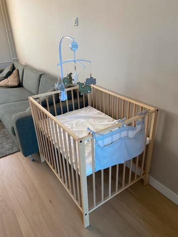 Houten babybox beschikbaar voor biedingen