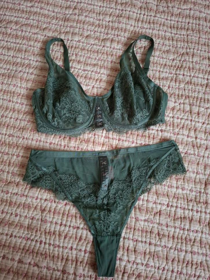 Mooi lingeriesetje Hunkemoller. Groen bh 75G en string L., Kleding | Dames, Ondergoed en Lingerie, Setje, Groen, Ophalen of Verzenden