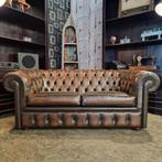 Originele Chesterfield 2-zits bank Antiek Bruin, Huis en Inrichting, Banken | Sofa's en Chaises Longues, Ophalen, Zo goed als nieuw