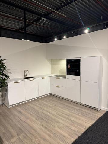 NIEUW Showroom Hoekkeuken + Apparatuur + GEDEMONTEERD beschikbaar voor biedingen
