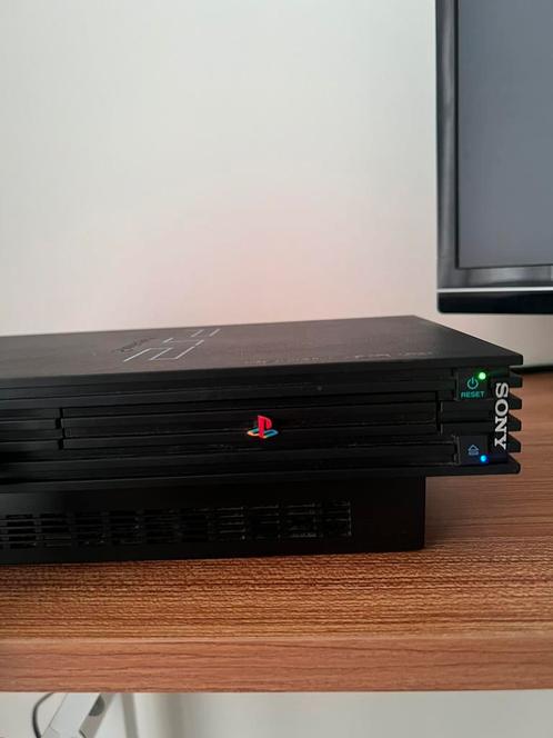 PlayStation 2 met twee controllers en games, Spelcomputers en Games, Spelcomputers | Sony PlayStation 2, Zo goed als nieuw, Phat