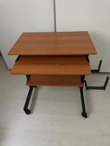 Computertafel beschikbaar voor biedingen