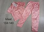 Pyjama maat 134-140 roze satijn metbschaapjes, Ophalen of Verzenden, Zo goed als nieuw, Meisje, Nacht- of Onderkleding