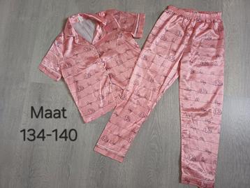 Pyjama maat 134-140 roze satijn metbschaapjes beschikbaar voor biedingen
