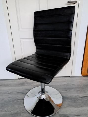 2 zwarte kwaliteits bureaustoelen draaibaar&comfortabel.
 beschikbaar voor biedingen