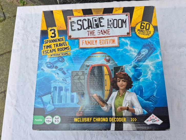 Escape Room The Game Time Travel - Familie Editie, Hobby en Vrije tijd, Gezelschapsspellen | Bordspellen, Nieuw, Een of twee spelers