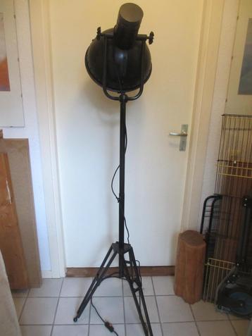 Industriële Staande lamp beschikbaar voor biedingen