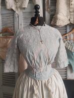 Antiek victoriaanse bodice lijfje licht blauw geborduurd, Antiek en Kunst, Antiek | Kleding en Accessoires, Ophalen of Verzenden
