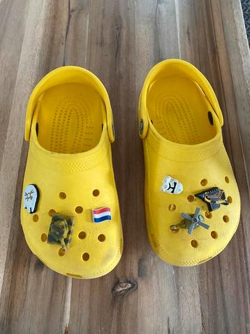Crocs geel maat J1 (32/33) met jibbitz beschikbaar voor biedingen