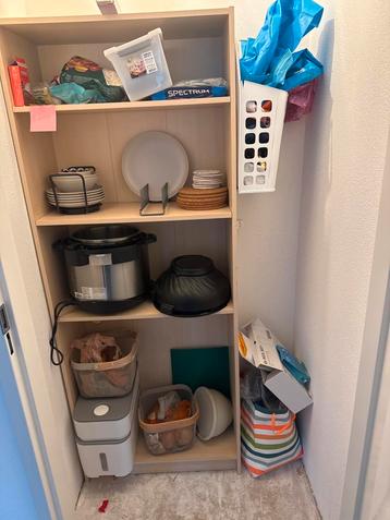 Houten Kast met Planken beschikbaar voor biedingen