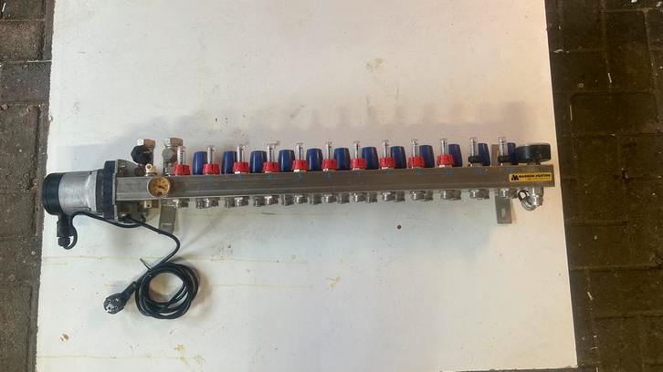 Magnum 12 groepen rvs vloerverwarming verdeler A label pomp, Doe-het-zelf en Verbouw, Verwarming en Radiatoren, Zo goed als nieuw