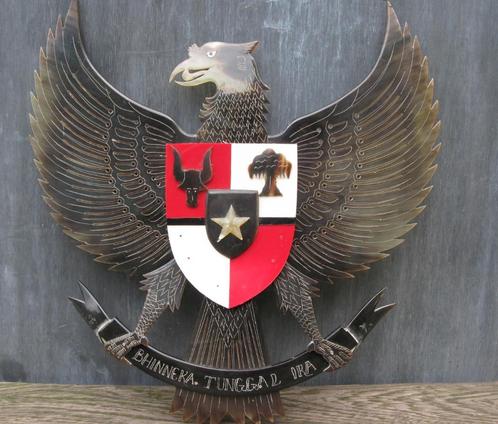 INDONESIE WAPENSCHILD "BHINNEKA TUNGGAH IKA", Antiek en Kunst, Kunst | Niet-Westerse kunst, Ophalen of Verzenden