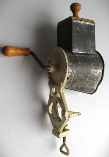 Nootmuskaat of Amandel molen~Koffiemolen~Antieke MAler beschikbaar voor biedingen