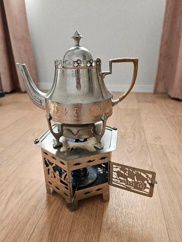 Tinnen theepot met warmhouder beschikbaar voor biedingen