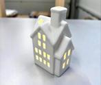 Portland - Led Verlicht Wit Huisje 12CM kerst deco kerstdorp, Nieuw, Ophalen of Verzenden, H, H