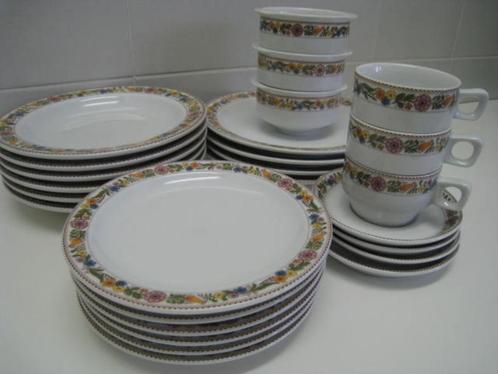 Vintage servies, wit met bloemen. 25 stuks. Mitterteich, Huis en Inrichting, Keuken | Servies, Bord(en), Overige stijlen, Porselein